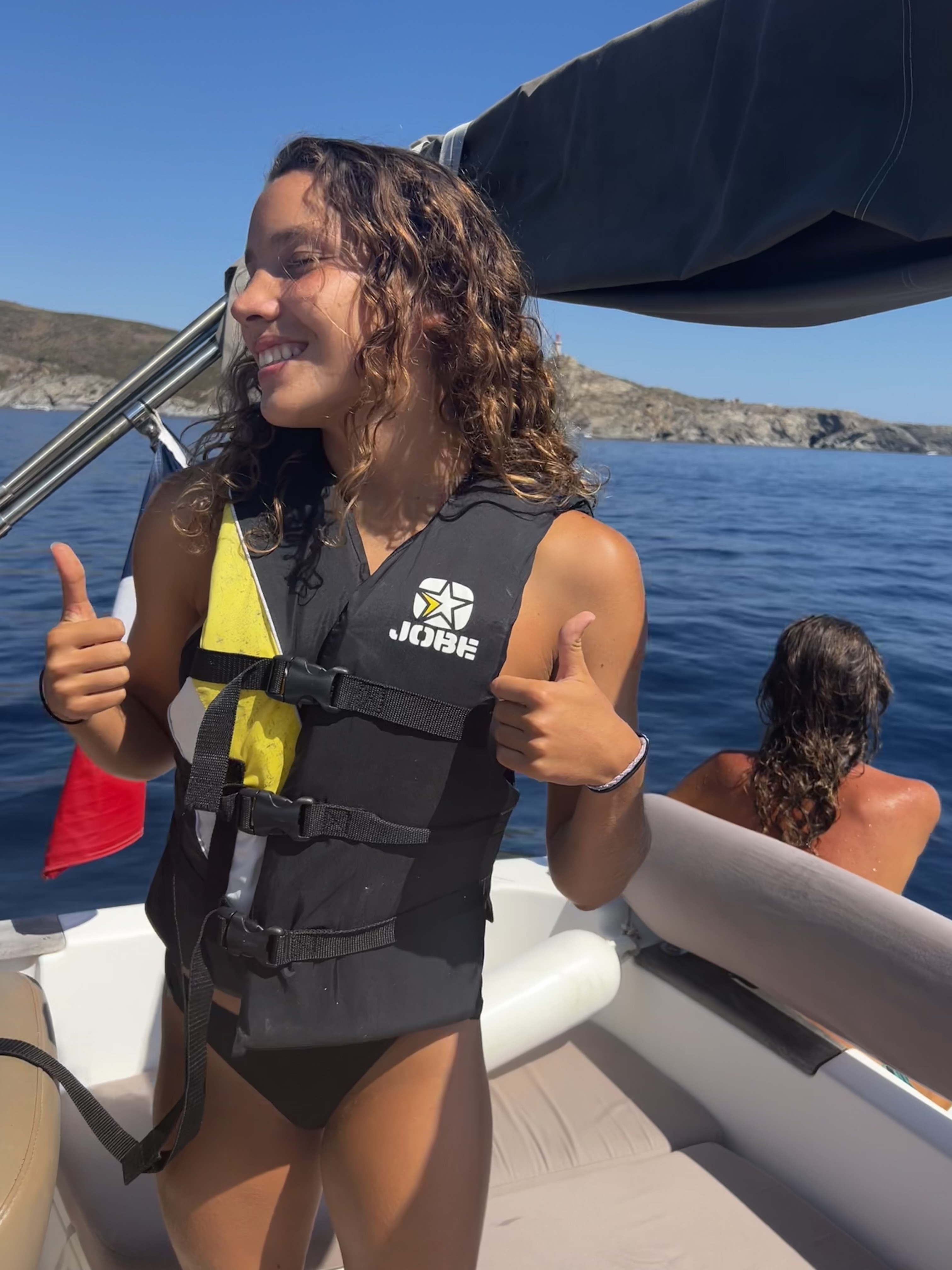 Fille heureuse à bord